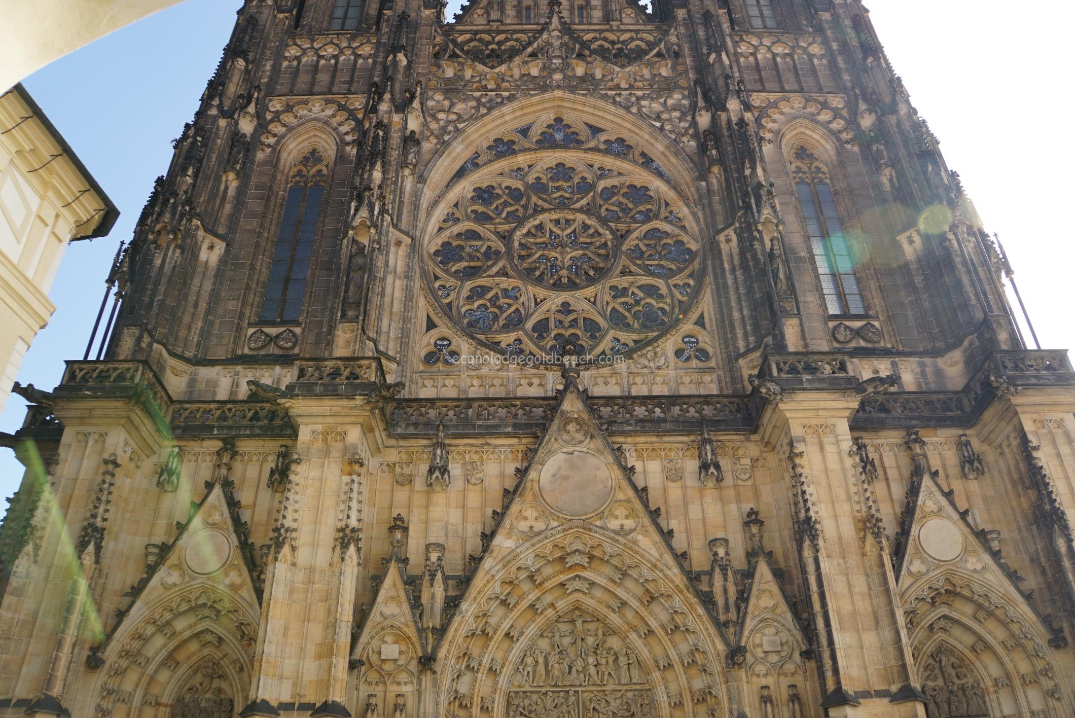 プラハ城の 第三の中庭 に出たら いきなり大きな 聖ヴィート大聖堂 が出現 海外 国内 気楽に世界周遊の旅と海外情報